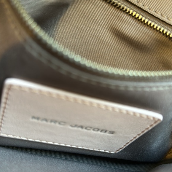 AUTHENTIC Marc Jacobs
The Leather
Shoulder Bag - Picture 10 of 13